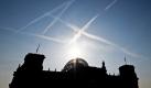 Die Kuppel des Reichstagsgebäudes in Berlin zeichnet sich als dunkle Silhouette vor strahlend blauem Himmel ab. Der Bundestag debattiert heute unter anderem über den Jahresabrüstungsbericht und den Kampf gegen Steuerhinterziehung. Foto: dpa