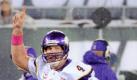 Minnesota Vikings quarterback Brett Favre celebrates after completing a touchdown pass to Randy Moss during the third quarter of an NFL football game against the New York Jets on Monday, Oct. 11, 2010, in East Rutherford, N.J. Favre beacme the first player in NFL history to throw 500 touchdown passes. (AP Photo/Bill Kostroun)

Favres 500. Touchdown bringt keinen Sieg
Mit einem 29:20 haben die New York Jets die letzte Partie am 5. Spieltag der NFL gegen die Minnesota Vikings für sich entschieden. Zwar hatte zuvor Vikings-Quarterback Brett Favre mit drei Touchdowns, unter anderem seinem 500. in der Karriere, das Spiel bestimmt, er wurde aber auch zur tragischen Figur, als sein Wurf 1:30 Minuten vor dem Ende von Jets-Cornerback Dwight Lowery abgefangen und in die Endzone getragen wurde. Foto: ap