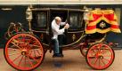 Eine Kutsche im Royal Mews im Zentrum Londons wird von Restaurator Dave Evans auf Hochglanz gebracht. Wenn es am großen Tag von Kate und William am 29. April regnen sollte, wird das frisch vermählte Paar nach der Trauung in der noblen, überdachten Kutsche Platz nehmen. Auch Diana und Sarah Ferguson ließen sich in dem Gefährt durch Londons Straßen fahren. Foto: dapd