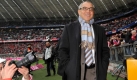 Mit einem Lächeln auf den Lippen betritt Schalkes Trainer Felix Magath die Arena. Foto: dpa