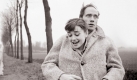 Momente des Glcks: Am Wegesrand, irgendwo in Frankreich, 1956. Dieses Bild von Audrey Hepburn und Mel Ferrer sollte eines von Sean Hepburn Ferrers Lieblingsbildern von seinen Eltern werden. (Abbildung aus dem besprochenen Band) Foto: Schwarzkopf & Schwarzkopf