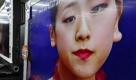 Olympia in Japan: In einem Elektronikkaufhaus in Tokio verfolgen Zuschauer die japanische Läuferin Mao Asada beim Eiskunstlaufwettbewerb in Vancouver. Foto: ap