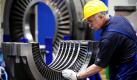 Turbinenschlosser Wolfgang Gärtner bereitet in der neuen Fertigungshalle des Siemens-Turbinenwerkes im ostsächsischen Görlitz den Leitschaufelträger einer Dampfturbine für die Endmontage vor. Mit einer Länge von 107 Meter und einer Höhe von 24 Metern ist der Neubau die größte Halle im Görlitzer Turbinenwerk. Rund 30 zusätzliche Arbeitsplätze sind am Standort Görlitz entstanden. Foto: ddp