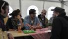 Definitiv Fans des Melt-Festivals:die Koletzkis. Oliver Koletzki (Mitte) verriet unserem Redakteur Sven Wiebeck (rechts), dass er in Ferropolis vor allem die Offenheit des Publikums schätzt, das sich für Klänge aus ganz verschiedenen Stilrichtungen begeistern lässt. Foto: news.de