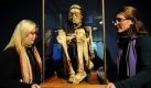 Zwei Museumsangestellte stehen im Naturkundemuseum in Kassel neben einem Glaskasten mit der Mumie einer indianischen Frau. Die Ausstellung Mumien - Körper für die Ewigkeit wird ab kommendem Dienstag im Naturkundemuseum und im Museum für Sepulkralkultur in Kassel zu sehen sein.  Foto: dpa