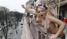 Hüllenloser Protest bei minus fünf Grad: Die Femen-Anhängerinnen äußern ihren Unmut über die Regierungspläne, zur Euro 2012 viele Straßenzüge von Kiew in Luxus-Appartments zu verwandeln.
  Foto: dpa