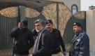 Pakistani police officers stand guard outside the house of foreign aid workers in Multan, Pakistan, Friday, Jan 20, 2012. On Thursday, gunmen seized two foreign aid workers, an Italian and a German, from just outside their office in the central Pakistan town of Multan, police and intelligence officials said. . (AP Photo/Khalid Tanveer) Foto: dapd