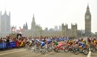 Die Radfahrer passieren bei der Tour of Britain die Westminster Brücke, das House of Parliament und den Big Ben. Foto: ap