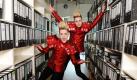 Die Zwillinge John und Edward Grimes des Duos Jedward, Teilnehmer des Eurovision Song Contest (ESC) 2011 für Irland, posieren in Berlin. Ihr Debütalbum Planet Jedward soll Ende Juni 2011 auf dem deutschen Markt erscheinen. Foto: dpa