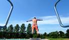 Ein junger Mann springt im Freibad in Stadtsteinach im Landkreis Kulmbach ins Wasserbecken. Bei tropischen Temperaturen knapp unter 40 Grad Celsius hilft oftmals nur der Sprung ins kühle Nass.  Foto: dpa