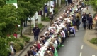 Die längste Brotzeittafel der Welt ist noch immer 700 Meter lang - obwohl die 3000 Stadtallendorfer schon vor neun Jahren alle gleichzeitig daran Nutellabrot aßen. Foto: dpa