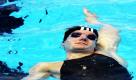 Der deutsche Schwimmer Lucien Haßdenteufel schwimmt sich bei der Kurzbahn-EM in Istanbul ein. Er erreichte in 23,92 Sekunden als Elfter das Halbfinale am Nachmittag.  Foto: dpa