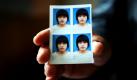 Chen Guangqian hält ein Porträt seiner getöteten Tocher  Chen Xiaofeng in die Kamera eines Fotografen. Die 20-Jährige wurde letzten Monat bei einem Verkehrsunfall im chinesischen Baoding getötet, der betrunkene Fahrer flüchtete. Ein trauriges, aber kein seltenes Ereignis. Dennoch erzürnt der Vorfall derzeit ganz China. Als eine Menge den flüchtenden Fahrer stoppen wollte, schrie der nach Angaben von Zeugen: Mein Vater ist Li Gang. Li Gang ist der örtliche Polizeichef. Sein Sprössling wollte anscheinend von der Macht seines Vaters Gebrauch machen, um der Strafverfolgung zu entgehen. Foto: dapd
