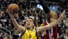 Berlins Steffen Hamann zieht im Eurocup-Viertelfinale gegen Jerusalems Brandon Hunter zum Korb. Alba Berlin steht nach einem 72:59-Heimsieg überraschend im Finalturnier des Uefa-Cups des Basketballs. Foto: ddp