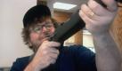 US-Regisseur Michael Moore begutachtet in einer Filmszene aus seinem neuesten Dokumentarfilm 'Bowling for Columbine' ein Gewehr. In seinem Film zeigt Moore die Bessenheit mancher Amerikaner in ihrem Verhältnis zu Waffen. Der Zusammenhang zwischen ziviler Gewalt und der US-Außenpolitik wird ebenso thematisiert wie die Rolle der Gewaltdarstellung in den Medien. Kinostart, des in Cannes ausgezeichneten Dokumentationsfilms ist am 21.11.2002. dpa (zu dpa-Kinostarts am 17.11.2002)
 Foto: dpa