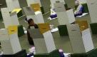 A Thai election officials waits to make a check of ballot boxes and accessories before being distributed to polling stations in Bangkok, Thailand Saturday, July 2, 2011. Thailand is holding general elections on July 3. (AP Photo/Apichart Weerawong) Foto: dapd