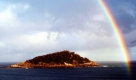 Ein Regenbogen hat sich über der Bucht La Concha auf der Insel Santa Klara vor der spanischen Küste gebildet. Foto: dpa