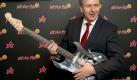 Für jeden Spaß zu haben: So kennen die Berliner ihren Regierenden Bürgermeister Klaus Wowereit.  Als Dankeschön für die Einweihung der neuen Räumlichkeiten des Radiosenders Star FM gab es eine E-Gitarre. Foto: Soeren Stache Foto: dpa