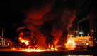 Ein Tanker im Hafen der Erdöl-Raffinerie von BP in Lingen im Landkreis Emsland brennt lichterloh. Das Feuer war beim Beladen des Schiffs mit etwa 900.000 Litern Super-Benzin am späten Abend ausgebrochen. Kurze Zeit später kam es zu mehreren Explosionen. Foto: dpa