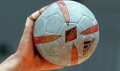 Titelverteidiger THW Kiel und die SG Flensburg-Handewitt bleiben in der Handball-Bundesliga weiter ohne Punktverlust. Der deutsche Rekordmeister besiegte dank einer furiosen zweiten Halbzeit nach einem 13:14-Pausenrückstand in eigener Halle den überraschend starken VfL Gummersbach mit 36:29. Foto: dpa
