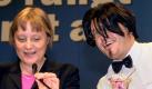 Mit einem Eisbecher Copacabana und als Kellner verkleidet überraschte Kerkeling im Mai 2000 auf dem Landesparteitag der niedersächsischen CDU in Osnabrück die Bundesvorsitzende Angela Merkel während ihrer Rede. Merkel lehnte das Eis amüsiert ab. Foto: dpa