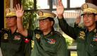 Der Oberbefehlshaber von Myanmar, Senior General Than Shwe (Mitte) auf dem internationalen Flughafen des Landes. Die Junta von Myanmar hat das nationale Militär umgestaltet. Mehr als ein Dutzend Anführer wurden in Rente geschickt, wahrscheinlich in Vorbereitung auf die bevorstehenden Wahlen im November. Es gab widersprüchliche Berichte darüber, ob die zwei höchsten Anführer Than Shwe and Maung Aye ebenfalls davon betroffen sind.  Foto: ap