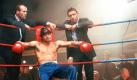 Lässig eine Zigarette rauchend, sitzt der irische Boxer Mickey 'One Punch' O'Neil (Brad Pitt) im neuen Kinofilm 'Snatch - Schweine und Diamanten' in der Ringecke (Szenenfoto). Mickey, der für seine knallharte Rechte bekannt ist, nimmt an fingierten Kämpfen teil - doch er bereitet den dubiosen Veranstaltern zunehmend Kopfzerbrechen, weil er sich nicht an die Absprachen hält. Die Situation eskaliert, als der spielsüchtige Mafiosi 'Franky Four Fingers' sich bei einem Wettgeschäft um einen riesigen Diamanten prellen lässt - prompt verlässt sein Boss gemeinsam mit einem Häscher seine Heimatstadt New York, um die Sache in London auf seine Weise ins Reine zu bringen. Starttermin des im zwielichtigen Milieu der Londoner Unterwelt spielenden Crime-Thrillers ist der 22.3.2001. dpa Foto: dpa