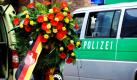 Eine Frau bringt einen Trauerkranz in die Marktkirche von Hannover. Mit einer zentralen Trauerfeier in der Marktkirche wurde der drei Opfer der Bombenexplosion von Göttingen gedacht. Bei der bevorstehenden Entschärfung einer Fliegerbombe aus dem Zweiten Weltkrieg vorige Woche detonierte der Sprengsatz und tötete die drei Mitarbeiter des Kampfmittelräumdienstes. Foto: ddp