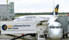Ein Flugzeug der Lufthansa wird auf dem Düsseldorfer Flughafen von der Catering-Tochter LSG Sky Chefs mit Bordverpflegung beladen. Foto: Roland Weihrauch Foto: dpa