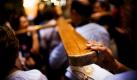 Spanische Christen tragen ein Kreuz auf den Schultern, während sie die Via Dolorosa (Weg des Schmerzes) in Jerusalem beschreiten. Sie führt zur Grabeskirche, jenem Ort, an dem Jesus begraben worden sein soll. Foto: ap