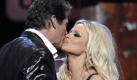 Actress and model Pamela Anderson, right, kisses actor and roastee David Hasselhoff at the Comedy Central Roast of David Hasselhoff on Sunday, Aug. 1, 2010 in Culver City, Calif. (AP Photo/Dan Steinberg)





© World Entertainment News Network
David Hasselhoff beim Comedy Central Roast in Los Angeles. Der Schauspieler hat sich für den Clip in seine berühmte 'Baywatch'-Badehose geworfen und wäscht ein Auto wie das aus seiner TV-Serie 'Knight Rider'. In dem urkomischen Film drückt Hasselhoff auch Seifenschaum über seinen halbnackten Körper und beißt in einen Cheeseburger - so wie Paris Hilton es einmal für ihre Carl's Jr.-Kampagne machte. wird am 15. August (10) in Amerika ausgestrahlt. Foto: ap