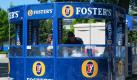 Ein australischer Gruß, den Männer gerne annehmen: Fosters. Das bekannte Bier mit dem Känguru als Wahrzeichen gibt es auch in Deutschland zu kaufen - überwiegend an Tankstellen.  Foto: wikipedia/ Chris J. Moffett/ Creative Commons Licence