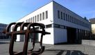 Vor dem neuen Gebäudeteil der Europäischen Rechtsakademie in Trier steht die Skulptur Würfel der Freiheit des baskischen Künstlers Eduardo Chillada (1924-2002). Zur morgigen feierlichen Eröffnung der erweiterten Europäischen Rechstsprechung (ERA) werden hochkarätige Gäste aus zahlreichen EU-Mitgliedsstaaten erwartet. Foto: dapd
