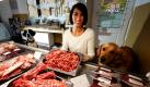 Nur das Beste für's Tier: Hunde-Ernährungsberaterin Stefanie Fuchs posiert mit ihren Hunden, dem Dogge-Boxer-Dalmatiner-Mischling Ganja (links) und dem Golden Retriever Jack, vor der Fleischtheke in ihrer Hunde-Biometzgerei Beutefuchs in München. Die 28-jährige Ernährungsberaterin für Hunde betreibt im Münchner Stadtteil Laim die nach eigenen Angaben weltweit erste Biometzgerei für Hunde. Foto: dapd