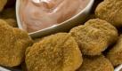 Chicken nuggets, fresh from the oven, are seen in this May 2, 2010 photo. Kids love chicken nuggets, but Consumer Reports says watch out for fat and salt.   (AP Photo/Larry Crowe) Foto: ap