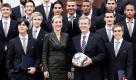 Bundespraesident Christian Wulff (vorn, 2.v.r.), seine Ehefrau Bettina Wulff und die deutsche Fussball-Nationalmannschaft mit Trainer Joachim Loew (vorn, l.) posieren am Dienstag (05.10.10) in Berlin nach der Verleihung des Verdienstordens der Bundesrepublik Deutschland an Loew und des silbernen Lorbeerblattes an die Mannschaft vor Schloss Bellevue. Die deutsche Fussball-Nationalmannschaft wurde am Dienstag von Wulff fuer ihre Leistung bei der diesjaehrigen Weltmeisterschaft in Suedafrika ausgezeichnet, bei der sie den 3. Platz erzielte. (zu dapd-Text) Foto: Oliver Lang/dapd

 Foto: dapd
