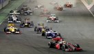 Der von der Pole Position aus gestartete Lewis Hamilton kommt beim Start zum Großen Preis von Singapur am besten weg. Sebastian Vettel hat weniger Glück und rutscht auf Platz drei hinter Nico Rosberg zurück. Foto: dpa