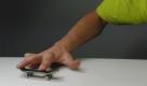 Der sogenannte Bigspin gehört zu den leichteren Übungen, aber leicht von der Hand geht er trotzdem nicht. Dabei legt man den Zeigefinger auf die Mitte des Bretts und den Mittelfinger auf den hinteren Teil des Bretts. Foto: Riva Verlag