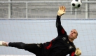 ARCHIV - Robert Enke, der Torhüter der deutschen Fußball Nationalmannschaft, hechtet am 05.09.2008 beim Training der Mannschaft in der AFG Arena in St.Gallen (Schweiz) nach einem Ball. Nationaltorhüter Robert Enke hat sich am Dienstagabend (10.11.2009) bei Neustadt-Eilvese nach Angaben seines Beraters das Leben genommen. Die Polizei am gab früher am Abend bekannt, Enke sei gegen 18.25 Uhr an einem Bahnübergang bei Neustadt-Eilvese von einem Zug erfasst und tödlich verletzt worden. Foto: Bernd Weißbrod dpa +++(c) dpa - Bildfunk+++ Foto: dpa