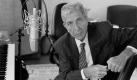 Der in Montreal geborene Leonard Cohen sah seine Berufung zunächst in einem Leben als Schriftsteller. Seit dem großen Erfolg seines 1967 erschienenen Debütalbums Songs Of Leonard Cohen gilt er aber als prägende Kraft des Folk, hoch intelligent und hoffnungslos romantisch. 2008 wurde Cohen, der sich zwischenzeitig als Mönch in ein Kloster zurückgezogen hatte, in die Rock And Roll Hall Of Fame aufgenommen. Foto: Sony BMG