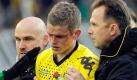 Dortmunds Sven Bender (M) wurde mit Verdacht auf Nasenbeinbruch ausgewechselt. Foto: Marius Becker Foto: dpa