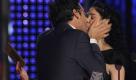 Knutschende Komiker unter sich. Hangover-Regisseur Todd Phillips bedankt sich bei Präsentatorin Sarah Silvermann für den Preis für Beste Komödie mit einem dicken Kuss. Foto: ap