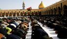 Schiitische Muslime beim Freitagsgebet in irakischen Kufa, südlich von Bagdad. Das Freitagsgebet wird zusammen in der Moschee begangen und ist für gesunde, erwachsene und männliche Muslime verpflichtend. Foto: ap