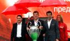 Der Pokal der Champions League auf Reisen: Mit der begehrten Trophäe machen prominente Ex-Spieler wie Dimitri Alenichev, Davor Suker und Luis Figo (von links nach rechts) in Osteuropa ein wenig Werbung für den Wettbewerb. Bisher gelang es nur Steaua Bukarest 1986 und Roter Stern Belgrad 1991 den Siegerpokal zu erringen.  Foto: dapd