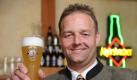 Biersommelier Hartmut John zelebriert das Biertrinken, er ist einer von rund 450 zertifizierten Biersommeliers in Deutschland. (Bild: Patrick Seeger/dpa) Foto: dpa