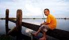 Der 9-jährige Zack Wilkerson vertreibt sich mit seiner Angel am Fluss Bayou Lafourche in Louisiana die Zeit. Normalerweise machen die Bewohner von Zacks Heimatort im Sommer Ausflüge an den Strand, der weniger als eine Stunde entfernt ist. In diesem Jahr mussten die Familie Wilkerson und viele andere wegen des Öls aber auf Sand und Meer verzichten. Viele Familien wollen ihre Kinder nicht gefährden. Foto: ap