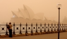 Ein Staubsturm fegt über Sydney und die Oper hinweg. Der Sturm brachte Sand aus den westlichen und südlichen Teilen des Landes in die Metropole. Foto: dpa