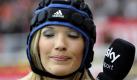 Jessica Kastrop moderiert in Petr Cech-Outfit, nachdem sie eine Woche zuvor einen Ball an den Kopf bekommen hatte. Foto: ddp