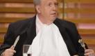 Dieser Mann ist ein Genießer und zu beneiden. Denn in der VOX-Kocharena kann Reiner Calli Calmund als Jury-Mitglied seine Teller ratzeputz leer essen und seinen Senf zu dem soeben Verzehrten abgeben. Ob er damit seine 200 Kilo halten kann, ist eher fraglich. Der Ex-Fußballmanager hat übrigens eine ganz eigene Erklärung für seine Körperfülle: Ich bin so dick, weil ich aus Versehen mal einen Medizinball verschluckt habe. Foto: Vox