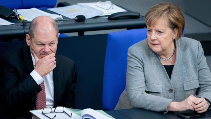 Bundesfinanzminister Scholz (l.) geht von einer Finanzierungslücke von fast 25 Milliarden Euro aus.